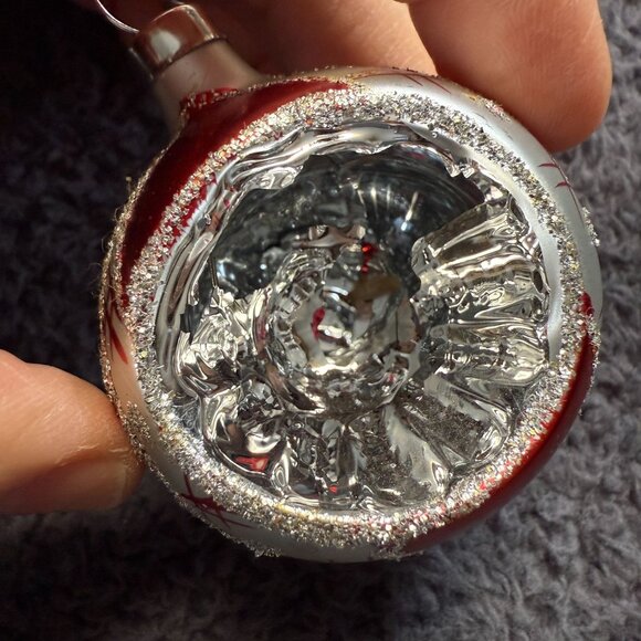 Vintage Glass Christmas Ornaments Set Of 6 Red & Silver Glitter Accents 1 Broken - Picture 16 of 16